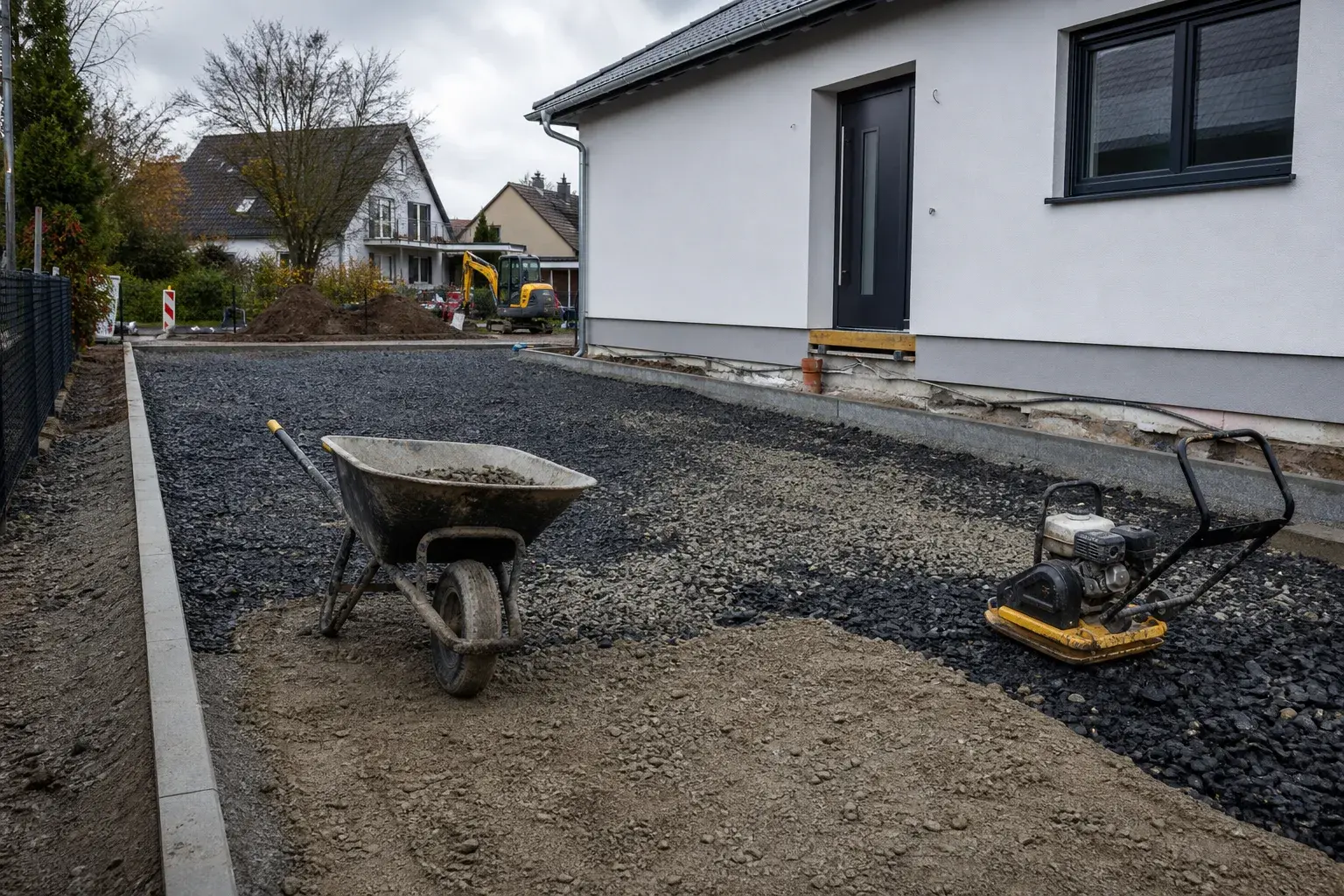 Vorbereitete Einfahrt mit Schottertragschicht