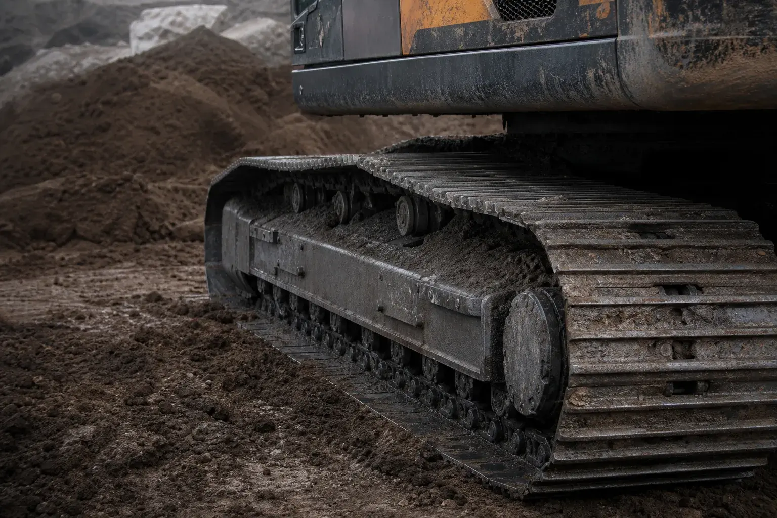 Bagger bei Erdarbeiten für Außenanlagen